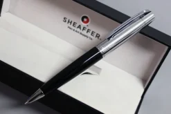 Długopis Sheaffer kolekcja 300, czarny/chrom, wykończenia chromowane, etui prezentowe / Czarny EXP9314BP-CZ