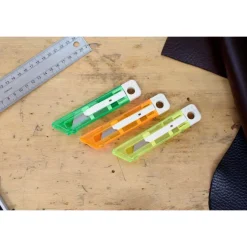 Nóż do tapet z mechanizmem zabezpieczającym / Jasnozielony V5633-10