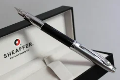 Pióro wieczne Sheaffer kolekcja 100, czarne/chrom, wykończenia chromowane, etui prezentowe / Czarny EXP9313PN-CZ