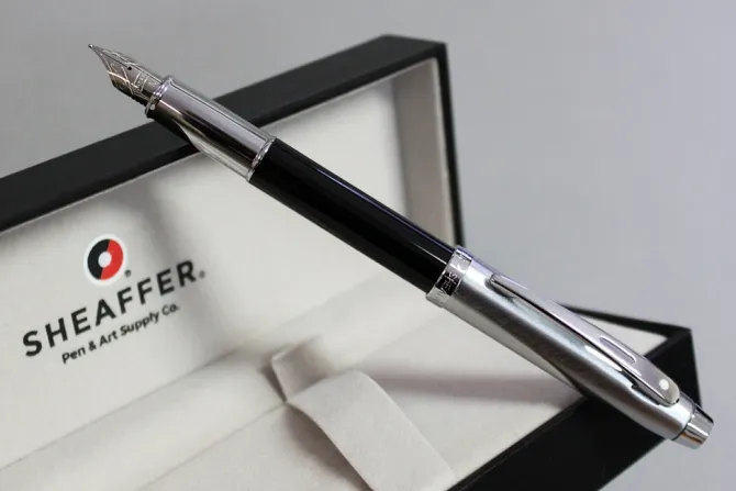 Pióro wieczne Sheaffer kolekcja 100, czarne/chrom, wykończenia chromowane, etui prezentowe / Czarny EXP9313PN-CZ