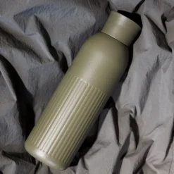 Sagaform Tekla Push stalowa butelka z zakrętką (z recyklingu) 500 ml / Dried Green LT52134-N0049
