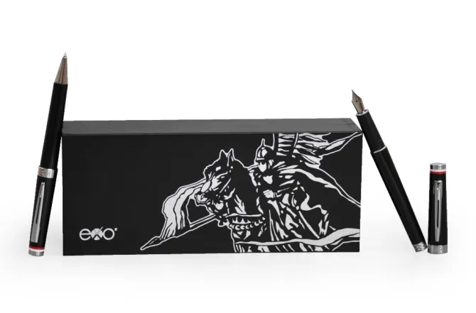 Zestaw (pióro wieczne i długopis) EXO Husaria Polska, czarny korpus, motyw flagi, wykończenia chromowane, etui Husaria / Czarny EXP1020HPSETCTFPBP-CZ